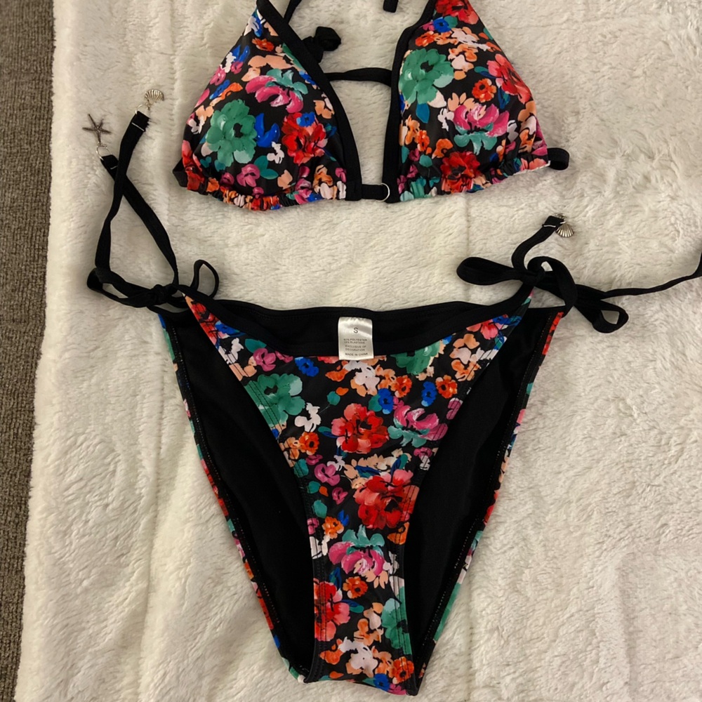 Sexy bikini!! The colors are brilliant!! Size small.